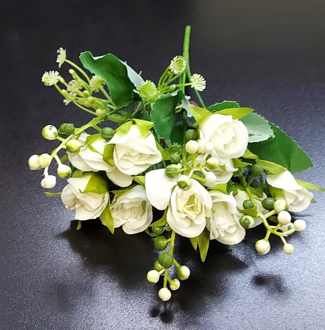 Buchet Elegant cu 9 Trandafiri Albi și Verdeață – Flori Artificiale din Material Textil